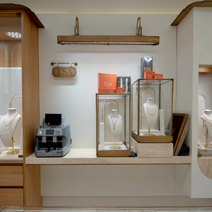Armoire de présentation en verre luxueux avec cadre doré, éclairage LED, forme d'arc, dimensions personnalisables et résistante - Product Image 3
