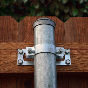 Support de montage sur <span class=keywords><strong>poteau</strong></span> <span class=keywords><strong>en</strong></span> métal galvanisé à chaud, conception personnalisée, fabrication <span class=keywords><strong>en</strong></span> acier, acceptation des commandes OEM, directement de l'usine - Product Image 1