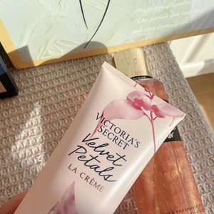 โลชั่นครีม 236 มล. และสเปรย์ฉีดพรมกลิ่นหอม 250 มล. ชุดน้ำหอมวิคตอเรีย ซีเคร็ท เวลเวท เพทัลส์ ออริจินัล สำหรับผู้หญิง - Product Image 3