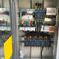 Tableau de distribution triphasé avec disjoncteurs, compteur d'énergie kWh, protection contre les surtensions 5 voies SPD, panneau d'alimentation industriel CHNT