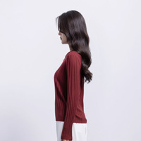 Haut en tricot à rayures verticales élégantes OEM ODM pour femmes 100% laine amincissante fermeture éclair col rond pull en tricot pour l'hiver