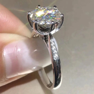 Huitan, venta al por mayor, diseño clásico de 6 garras, anillo de dedo de compromiso de diamante imitado para boda, anillos de circón chapados en plata para mujer - Product Image 5