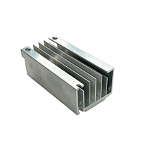 Dissipateur thermique en aluminium à profil d'extrusion personnalisé avec base de montage divisée pour le refroidissement des unités d'alimentation de servomoteurs