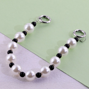 Cadena de llavero con cuentas blancas y negras, decoración de perlas de resina para accesorios de bolsos DIY, primavera 2024 - Product Image 4