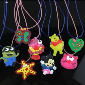 Collar luminoso con colgante de plástico acrílico, juguete para niñas de 5 a 7 años, venta al por mayor en puestos de mercado nocturno - Product Image 3