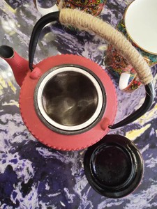 Teiera Giapponese Moderna Japandi in Ghisa Tetsubin con Smalto Verde e Rosso, Set da Caffè e Tè Ecologico e Portatile - Product Image 4
