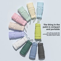 Petit parapluie pliant de protection UV 40% portable compact noir avec boucle d'anneau pour le contrôle manuel de voyage