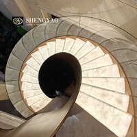 Marches d'escalier en pierre translucide de quartz blanc, de qualité architecturale, avec diffusion de lumière, sur mesure