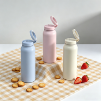 Vente en gros de bouchons de rechange en plastique écologique de 750 ml avec paille flexible pour bouteille de sport à ouverture standard