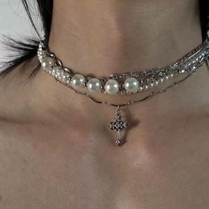 Gotico in metallo con ciondolo a forma di cuore rosa collana con catena a catena a catena di serpente Punk imitazione perla girocollo a più strati da donna - Product Image 6