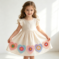 Vente en gros – Applique cœur en crochet fait main de 11 cm avec motif floral contrastant pour embellissement de vêtements et de table