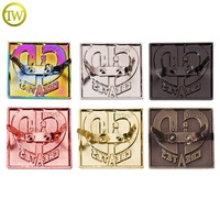 Forme carrée gravée logo plaque sac pièces métalliques personnalisé arc-en-ciel nom étiquettes Snapback chapeaux matériel