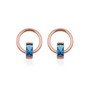 Boucles d'oreilles baguette en pierre de zircon bleu cercle plaqué or massif 18 carats - Product Image 6