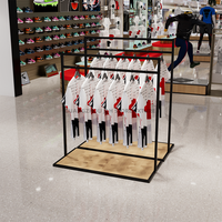 Présentoir de magasin de vêtements de sport modernes Présentoir de vêtements en métal noir Supports de présentation de vêtements suspendus pour t-shirts de sport