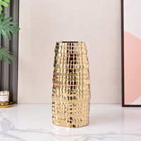 Vase en porcelaine blanche géométrique abstraite, minimaliste, moderne, subtilement luxueux, finitions électro-plaquées or et argent, décoration de maison pour Pâques