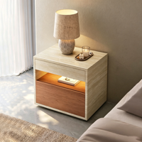 Table de chevet moderne scandinave en marbre travertin, bois et finition frêne, avec compartiment ouvert rétroéclairé, forme carrée, pour chambre à coucher