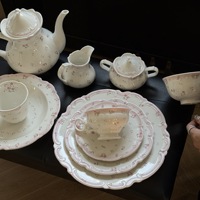 Nouvel ensemble de vaisselle en céramique rose à fleurs en relief, style vintage, en porcelaine, pour mariage, comprenant assiettes de présentation, tasses à café, soucoupes et assiettes à dessert