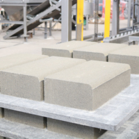 Ligne de production de briques entièrement automatique QT10-15 pour blocs de ciment et pavés en tuiles de tuffe avec moteur