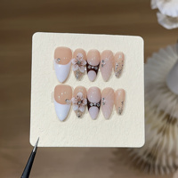 Faux ongles press-on amande rose nude et blanc, faits main, avec fleurs 3D, perles et strass, style French Manucure, personnalisables avec LOGO, vente en gros