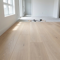 Parquet en chêne blanc d'ingénierie de 12 pouces de large, surface lisse, design moderne pour salon