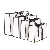 Sac de luxe rectangulaire en papier sérigraphié avec poignée en ruban, recyclable, pour emballage de détail de chaussures et vêtements, avec l'identification de la marque, vente en gros