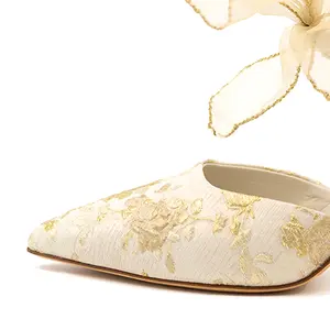 Individuelle elegante Brautschuh-Hersteller Damen Stickerei Kätzchen Ferse Seide Hochzeitsschuhe Individuelle Slingback-Stickerei Brautschuhe