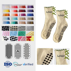 Chaussettes de sport respirantes en coton avec motif de lettres de dessin animé personnalisées, logo, antidérapantes, pour la gym, le pilates et le yoga - Product Image 1