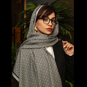 ผ้าคลุมไหล่ลายเรขาคณิตพิมพ์ลายโลโก้แบบซิกเนเจอร์ ผลิตจากผ้าฝ้ายผสมไหมธรรมชาติ ระบายอากาศได้ดี ขอบเย็บมือ น้ำหนักเบา เหมาะสำหรับฤดูร้อน - Product Image 1