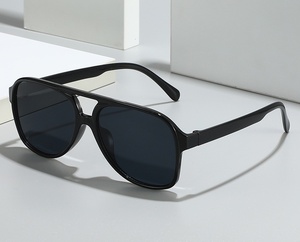 <span class=keywords><strong>Occhiali</strong></span> da Sole Retrò Boxy alla Moda con Doppio Ponte, Protezione UV, <span class=keywords><strong>Lenti</strong></span> <span class=keywords><strong>Colorate</strong></span>, Logo Personalizzabile – Ideali per Ciclismo, Guida e Attività all'Aperto - Product Image 2