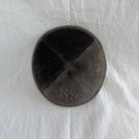 Kippah de Terciopelo Alemán Premium con Bordado Personalizado e Impresión Interior, Kippa Personalizada para Bar Mitzvah y Bodas