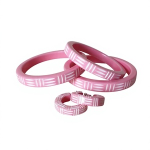 Nuevo Brazalete de Resina de Diseño Elegante y de la Mejor Calidad para Mujeres y Niñas, Compre Brazaletes Únicos Hechos a Mano para Fiestas y Bodas - Product Image 4