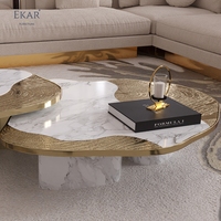Ensemble de tables basses de salon de style moderne: combinaison de marbre et de laiton, formes irrégulières, luxueuses et artistiques
