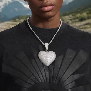 Colgante de corazón totalmente helado para hombres y mujeres, collar de corazón de diamante de moissanita de plata 925, colgante de corazón de moissanita personalizado - Product Image 1