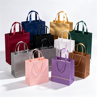 Sacs en papier de luxe avec ruban, logo personnalisé, papier couché noir, gaufrage à chaud, sacs de shopping pour les marques de vêtements de mode