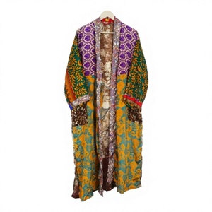 Robe de plage kimono longue de luxe en soie 100% sari, patchwork vintage, douce, respirante et élégante, pour couvrir le maillot de bain - Product Image 1