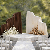 Décoration de scène de cérémonie de mariage 2026 : Support arqué métallique ondulé pour toile de fond en tissu