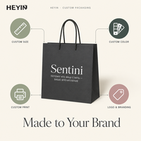 Sac fourre-tout en papier noir mat avec impression de logo blanc personnalisé, sac de shopping horizontal pour boutique de vêtements, cosmétiques de luxe, vente au détail