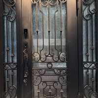 Porte d'entrée principale de villa en fer forgé de style espagnol avec panneaux latéraux en verre, porte de maison sécurisée