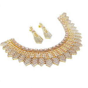 Elegante Juego de Collar y Aretes Clásicos Chapados en Oro con Pedrería Color Durazno para Mujer, Ideal para Bodas, Eventos Nocturnos y Ocasiones Formales - Product Image 1