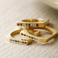 Bague carrée Aazuo vintage en or jaune massif 18 carats avec lignes arc-en-ciel et saphirs naturels sertis pavé – Cadeau de luxe pour femme, idéal pour mariage