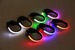 Clips de sécurité lumineux pour chaussures de course nocturne Helius Outdoor Safety, éclairage de sécurité pour le cyclisme, lumière LED de sport pour la course à pied - Product Image 5