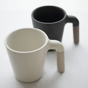 Artigiani specializzati tazza da caffè in ceramica giapponese smaltata opaca con manico in legno a forma di R