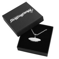 Charme de pendentif personnalisé en acier inoxydable argenté avec gaufrage 2D mots design logo nom lettre collier avec boîtes d'emballage