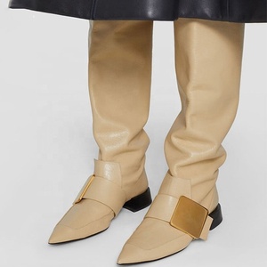 Botas de Invierno con Tacón Bajo y Punta Puntiaguda, Decoración Metálica, Estilo Romano, Talla Grande 43 - Product Image 1