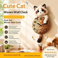 Jam Dinding Bertenaga Baterai Bergaya Kartun Kucing Boneka Rotan dengan Gerakan Detik Berjalan untuk Dekorasi Rumah, Ruang Tamu, Kamar Tidur.