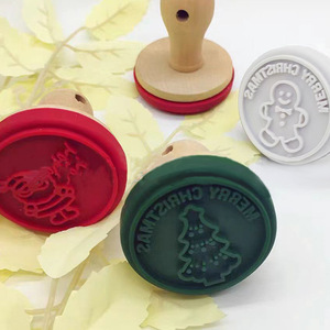 Emporte-pièces <span class=keywords><strong>de</strong></span> Noël en silicone avec manche en bois – Motifs Élan, Père Noël, <span class=keywords><strong>Sapin</strong></span> <span class=keywords><strong>de</strong></span> Noël – Emporte-pièces gaufrés pour biscuits – FABRIQUÉ - Product Image 1