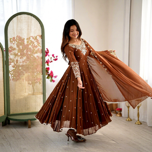 Costume Anarkali traditionnel marron pour femmes avec dupatta brodé, coupe ample, longueur au sol, polyester, style Inde Pakistan - Product Image 1