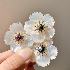 เข็มกลัดดอกคามิลเลียประดับมุกน้ำจืดและเซอร์คอนสไตล์เกาหลี พร้อมเปลือกหอยธรรมชาติแบบบาโรก ลดราคาพิเศษสำหรับงานแต่งงาน - Product Image 4