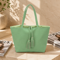 Sac fourre-tout en PU couleur unie avec pompon, grande capacité, ouverture supérieure, sac à bandoulière pour femme, idéal pour le bureau, le travail, le quotidien, le shopping, personnalisable avec logo
