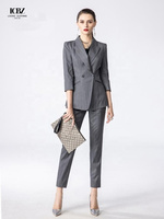 Costumes d'affaires pour femmes à rayures gris foncé personnalisés Costume de travail professionnel avec décoration de bouton Nouvelle méthode de tissage non tissé